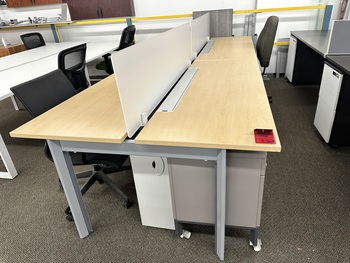 Photo of Collaborative desk for 4, dimension 10`x 5` $1800, vue 1, available at Oburo in Montreal