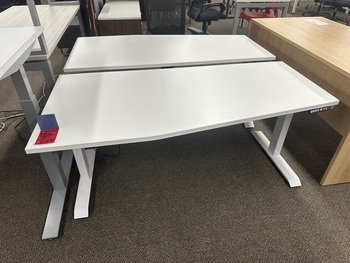 Photo de Bureau ajustables en hauteur, vue 1, disponible chez Oburo à Montréal