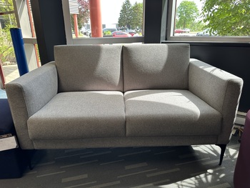 Photo de Sofa 2 places Enzo de Source, vue 1, disponible chez Oburo à Montréal