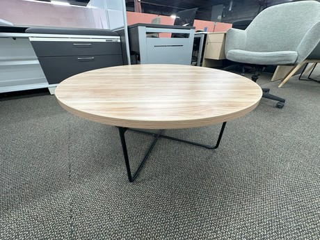 Photo de Table basse de 36 pouces Source, vue 1, disponible chez Oburo à Montréal