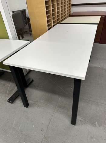 Photo de Table avec surface blanche, vue 1, disponible chez Oburo à Montréal