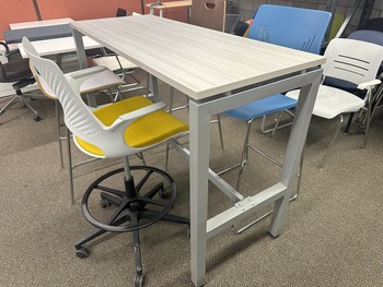 Photo de Table bistro Source, vue 1, disponible chez Oburo à Montréal