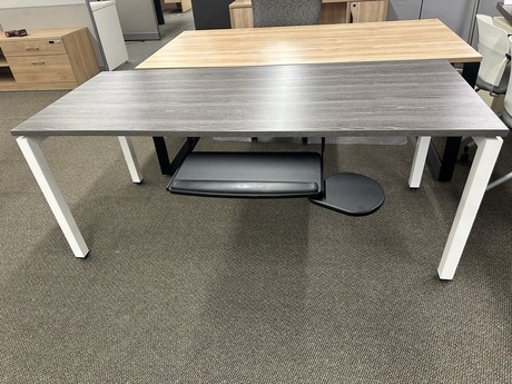 Photo de Bureau avec tiroir, vue 1, disponible chez Oburo à Montréal