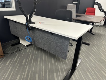 Photo de Bureau ajustable avec panneau modestie et tiroir utilitaire de Source, vue 1, disponible chez Oburo à Montréal