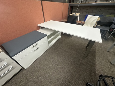 Photo of Desk with credenza by Source, vue 1, available at Oburo in Montreal