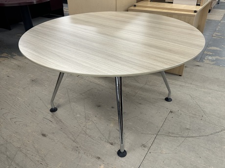 Photo of Kadin™ Tables, vue 1, available at Oburo in Montreal
