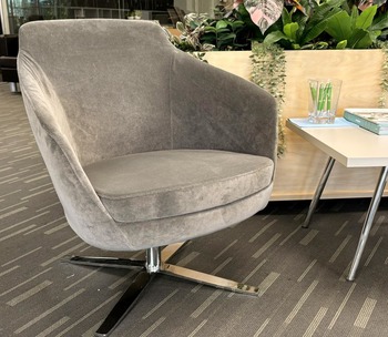 Photo de Fauteuil de salon à dossier bas, piétement pivotant chromé, vue 2, disponible chez Oburo à Montréal