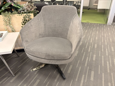 Photo de Fauteuil de salon à dossier bas, piétement pivotant chromé, vue 1, disponible chez Oburo à Montréal