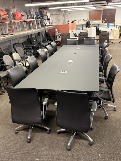 Photo de Table de conférence fini Fénix, vue 1, disponible chez Oburo à Montréal