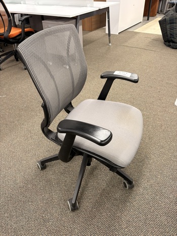 Photo of Steelcase Chairs, vue 1, available at Oburo in Montreal