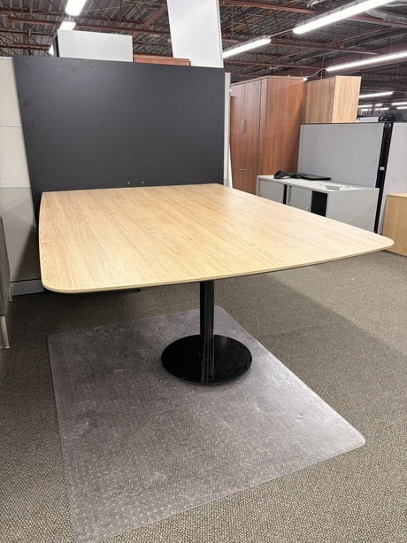 Photo de Table de réunion en forme de bateau – piétement central noir, vue 1, disponible chez Oburo à Montréal