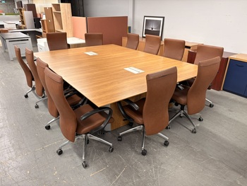 Photo of Conference Table with for Executive Chairs, vue 1, available at Oburo in Montreal