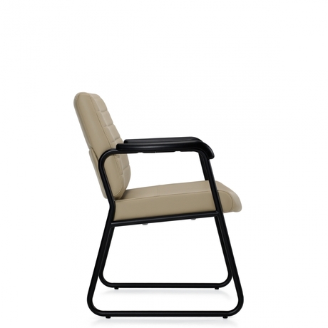 Photo de caman-fauteuil-d-invites-a-dossier-moyen image de galerie 3. Gallery 4. Tous les détails chez Oburo, expert en mobilier de bureau pour la clinique ou la salle de classe à Montréal.